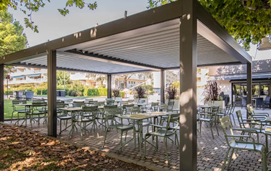 Nous vous proposons également nos pergolas bioclimatiques à lames orientables, à toit ouvrant ou fixe qui permet une protection solaire et un confort de la terasse.